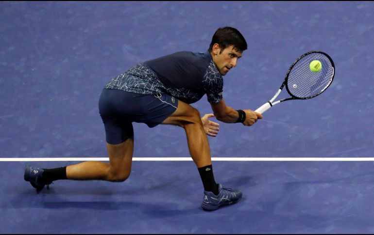 Novak Djokovic en acción ante Tennys Sandgren, durante un partido correspondiente al cuarto día del Abierto de Tenis de Estados Unidos. EFE/B. Hirschfeld