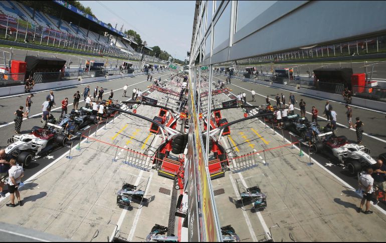 Los autos de las escuderías aguardan en los garajes del Circuito Internacional de Monza para iniciar la actividad del Gran Premio de Italia. AP