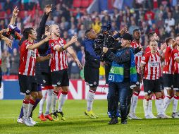 “Chucky” Lozano y sus compañeros del PSV celebran tras ganar al BATE Borisov en Playoffs de la Champions. AFP