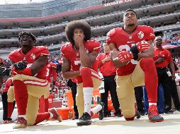 Kapernick (C) se arrodilló durante el himno para protestar contra los abusos policiales y la inequidad racial. AP/ARCHIVO