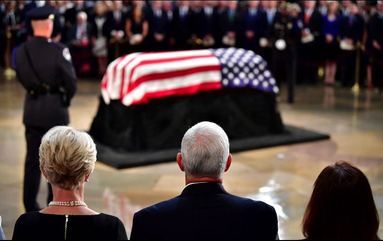 ''John McCain fue ese tipo de hombre'', señaló el vicepresidente Mike Pence (C). ''Fue un patriota americano''. AP / K. Dietsch