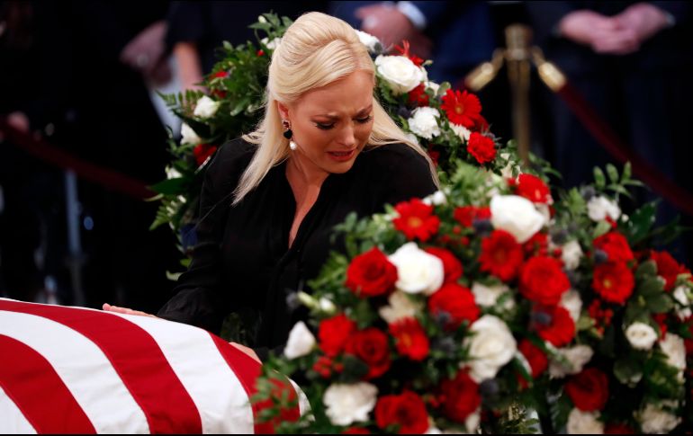 Meghan, la hija de McCain, no pudo contener las lágrimas a lo largo de toda la ceremonia. AP / K. Lamarque