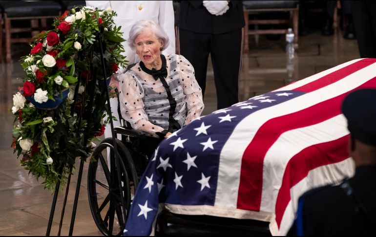 También le rindió un adiós su madre Roberta McCain. AP / J. Scott Applewhite