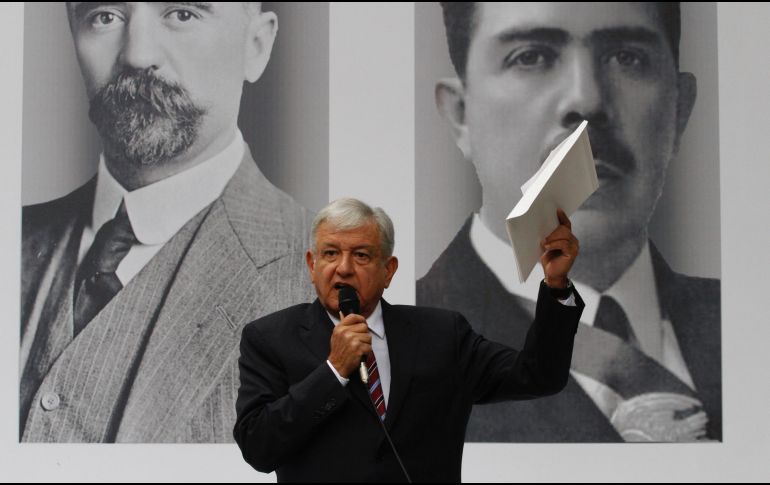López Obrador señala que priistas, panistas y de todos los partidos van a votar por sus iniciativas por convicción. NTX / J. Lira