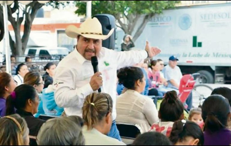 Gerónimo Corona utilizó recursos de Liconsa para labores de mantenimiento en su rancho donde realizaría la comida este viernes. ESPECIAL