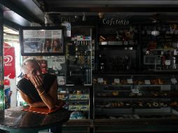 Tras la implementación de las medidas, los anaqueles de los supermercados y farmacias del país se encuentran vacíos. EFE/C. Hernández