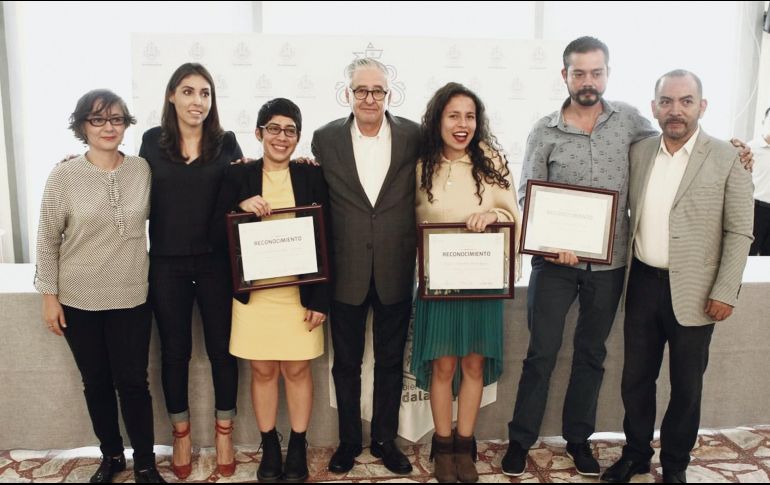 Los tres primeros lugares del Premio de Literatura Hugo Gutiérrez Vega sostienen su reconocimiento.  EL INFORMADOR / A. Camacho