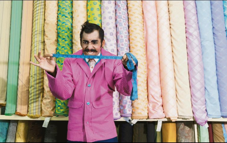 El personaje que se apodera de la escena es un diseñador expulsado de varias casas de moda por querer revelar los secretos del mundo de los fashion. EL INFORMADOR