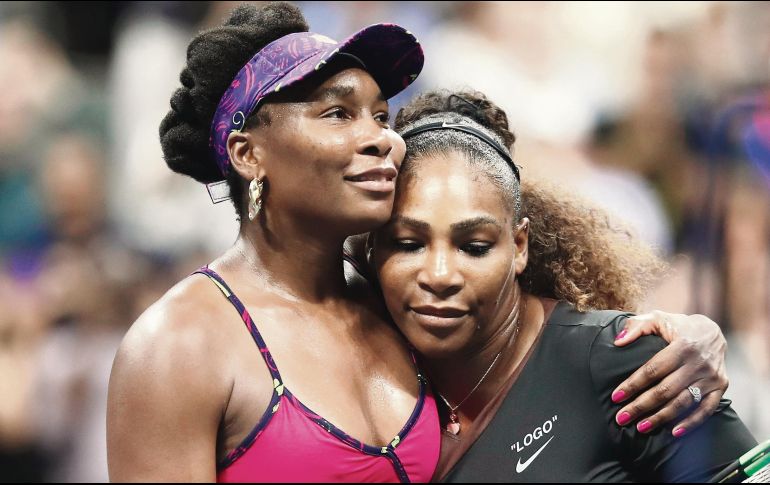 Venus Williams felicita a su hermana menor, Serena, por haberse llevado la victoria ayer en la tercera ronda del Abierto de Estados Unidos. AFP