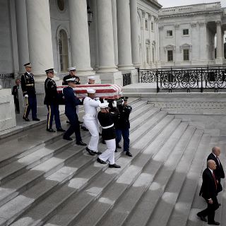 Dos ex presidentes de EU rinden tributo a John McCain