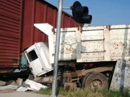 Un camión tipo torton intentó pasar por el cruce en dirección norte a sur cuando circulaba el ferrocarril pero éste lo tomó por el frente a la altura del motor tras lo que lo arrastró algunos metros. ESPECIAL