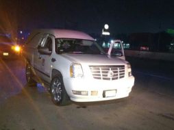 Los oficiales implementan operativo. Marcan el alto al vehículo y se procede a asegurarlo junto con el cadáver. El presunto ladrón es detenido. ESPECIAL/ Policía de Tlaquepaque