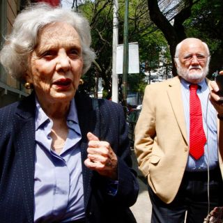 Elena Poniatowska visita a López Obrador en casa de transición