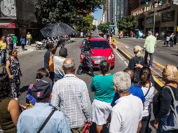 Adultos mayores bloquean una calle durante una protesta en Caracas. Los jubilados exigen el pago de sus pensiones en efectivo ante la posibilidad de que sólo reciban una parte. EFE/M. Gutiérrez