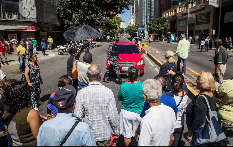 Adultos mayores bloquean una calle durante una protesta en Caracas. Los jubilados exigen el pago de sus pensiones en efectivo ante la posibilidad de que sólo reciban una parte. EFE/M. Gutiérrez