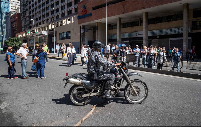 Un integrante de la Policía Nacional Bolivariana patrulla durante la protesta. EFE/. Gutiérrez