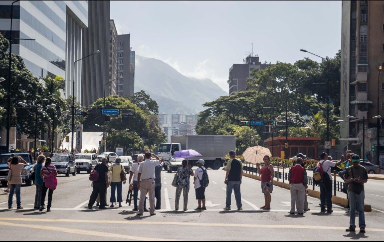 Adultos mayores bloquean una calle durante una protesta en Caracas. EFE/. Gutiérrez