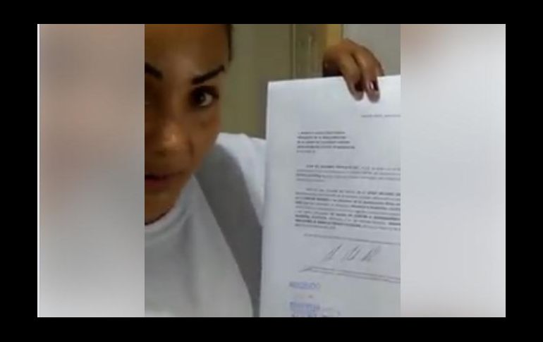 Durante su mensaje, Del Socorro Ortega enseña también el documento de renuncia ante Morena. ESPECIAL