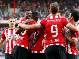 Lozano (D) propició una falta en el área del capitán del Willem II, que Pereiro convirtió de penalti en el tercer gol de los Granjeros. TWITTER/@PSV