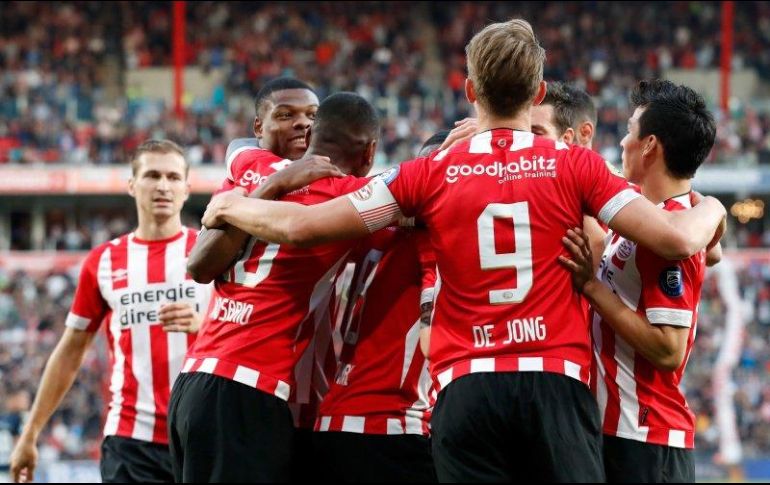 Lozano (D) propició una falta en el área del capitán del Willem II, que Pereiro convirtió de penalti en el tercer gol de los Granjeros. TWITTER/@PSV