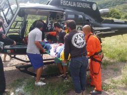 La gravedad de la caída requirió el uso de un helicóptero de la FGE para brindar atención oportuna a la mujer. ESPECIAL