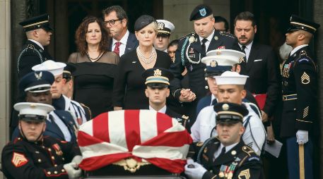 Cindy McCain, viuda del senador, acompaña el féretro del veterano republicano de la mano de su hijo James. AFP