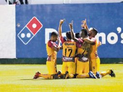 Los jugadores de Leones Negros de la UdeG festejan su triunfo ante los Cafetaleros de Tapachula, agradeciendo al cielo. Ismael Valadez (#28) anota un doblete. LEONESNEGROS
