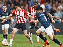 Hirving “Chucky” Lozano (izquierda), del PSV Eindhoven, controla el balón durante el partido contra el Willem II. AFP