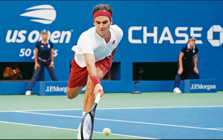 En el tercer set, Federer salvó una devolución de Kyrgios al conectar la bola a centímetros del suelo y devolverla por un costado de la red. AFP / T. Clary