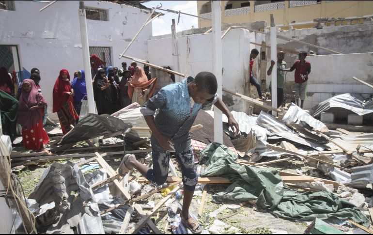 Las autoridades advierten que podría haber más víctimas ya que la explosión derribó edificios cercanos. EFE / S. Warsame