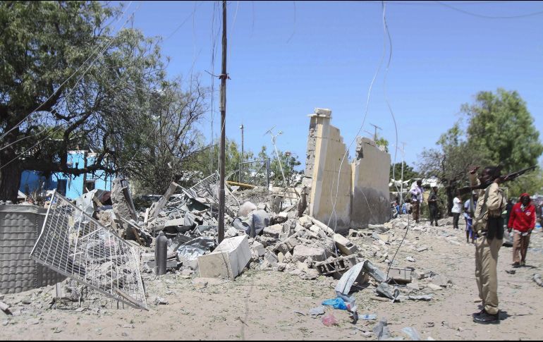 Los tres soldados que dieron el alto a la camioneta fallecieron en el acto, explicó el vocero del alcalde de Mogadiscio. EFE / S. Warsame
