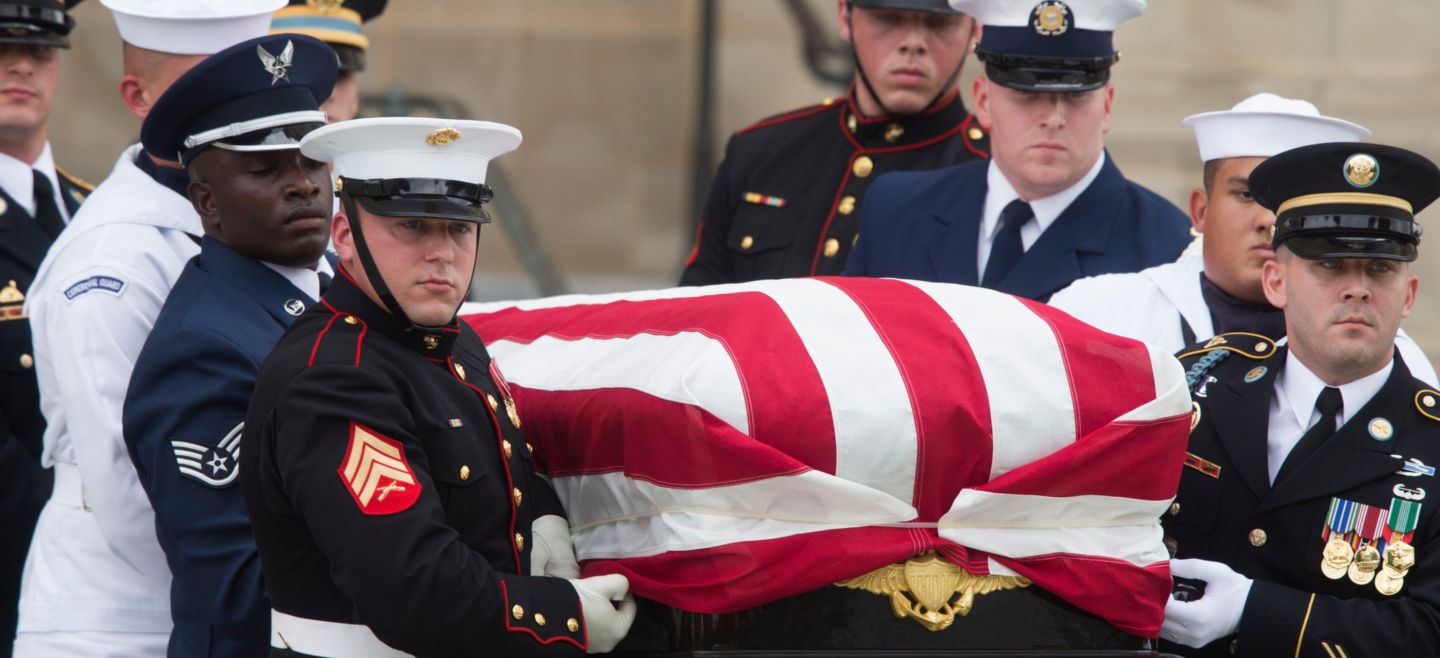 La guardia de honor militar de EU lleva el féretro al final de un servicio conmemorativo en Washington. EFE / M. Reynolds