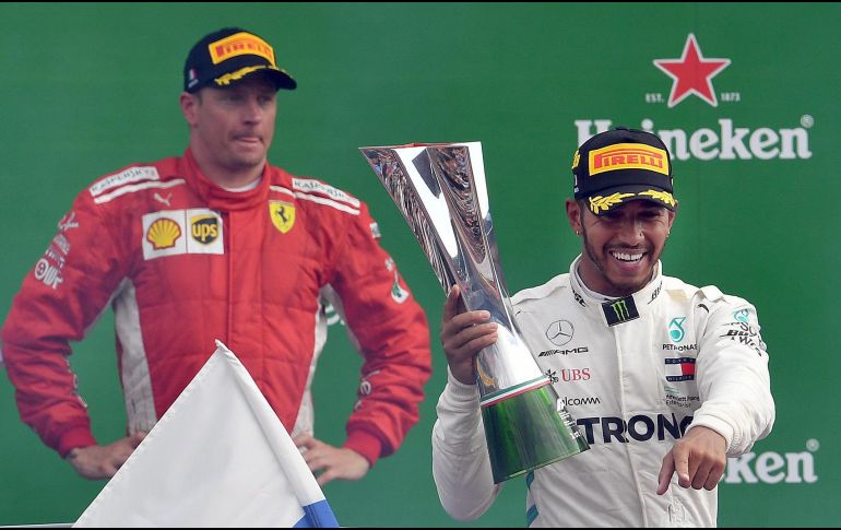 Hamilton (D) relegó al segundo lugar a Raikkonen (I), piloto de Ferrari. EFE/D. Dal Zennaro
