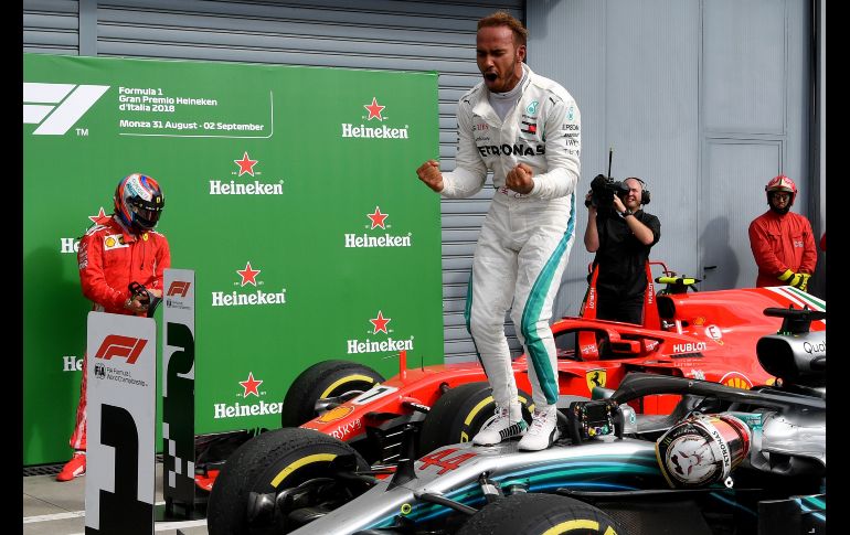 El piloto Lewis Hamilton, de Mercedes, festeja sobre su auto tras ganar el Gran Premio de Fórmula 1 de Italia en Monza. AFP/A. Isakovic