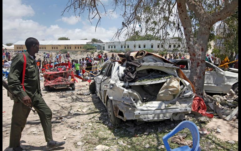 Un soldado camina en el sitio de una explosión en Mogadiscio, Somalia. Al menos seis personas murieron, luego de que un suicida detonó un auto cargado con explosivos en el exterior de un complejo oficial. AP/F. Abdi Warsameh