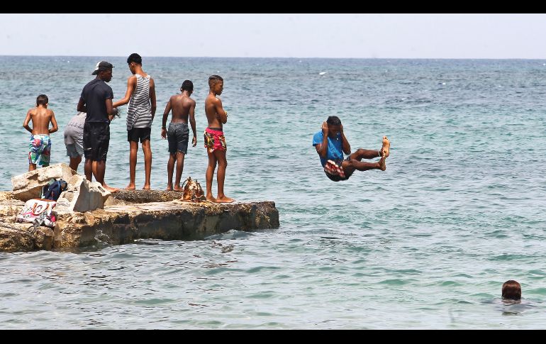 Personas disfrutan en una playa en La Habana, Cuba. EFE/Y. Zamora