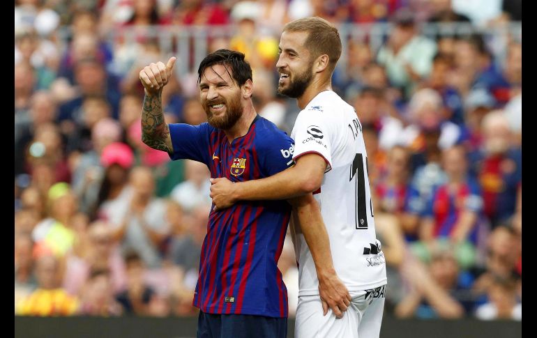 Lionel Messi (i), del  Barcelona, y Jorge Pulido, del Huesca, reaccionan durante un partido de la Liga española disputado en Barcelona. El equipo local goleó al Huesca por 8-2. EFE/EPA/T. Albir