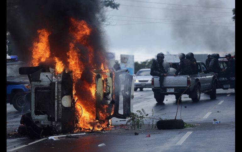 Un vehículo policial arde tras finalizar una manifestación contra el gobierno nicaragüense, en Managua. Al menos una persona resultó herida por disparos en el transcurso de una manifestación en Managua el presidente Daniel Ortega. EFE/R. Sura