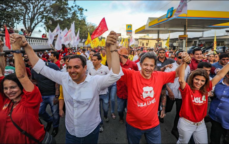 Fernando Haddad (de rojo, al centro) reemplazará a Lula como candidato a la Presidencia. AFP/PT