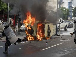 Tras la quema del coche, los policías disolvieron la manifestación. EFE/J. Torres