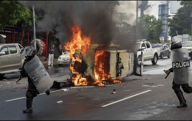 Tras la quema del coche, los policías disolvieron la manifestación. EFE/J. Torres