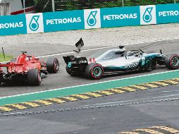 En la lucha por la segunda posición, Hamilton y Vettel tuvieron un contacto en el que el alemán sacó la peor parte, permitiéndole al británico tomar ventaja en el campeonato. AFP / G. Cacace