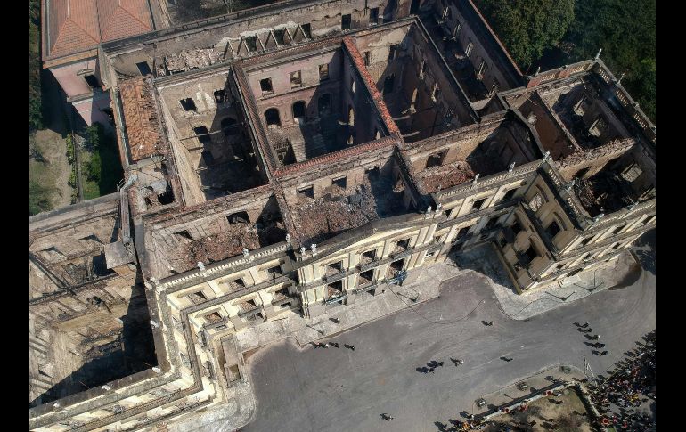 Toma aérea del Museo Nacional de Río de Janeiro, en Brasil, un día después de un incendio que arrasó el sitio. AFP/M. Pimentel