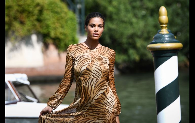 La modelo Tina Kunakey Cassel llega al embarcadero del Hotel Excelsior durante el Festival de Cine de Venecia, en Italia. AFP/F. Monteforte