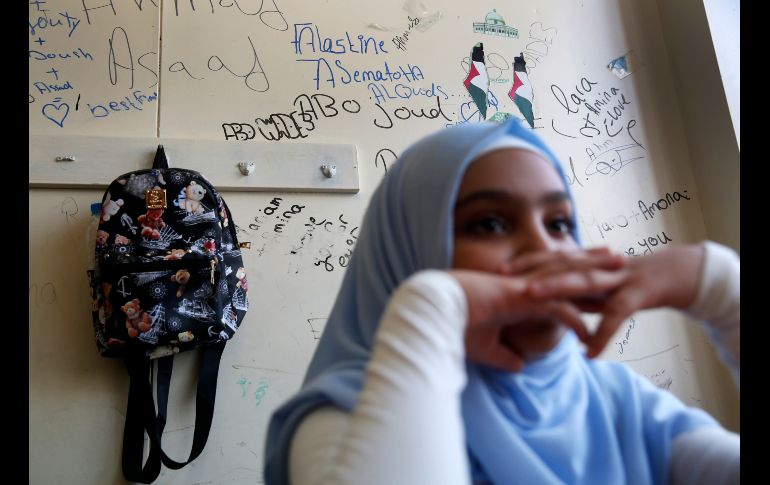 Una refugiada palestina asiste al primer día de clases del ciclo escolar en Beirut, Líbano, en una institución de la Agencia de Naciones Unidas para los Refugiados de Palestina en Oriente Próximo. AP/H. Malla