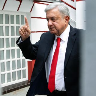 López Obrador revisa proyectos del NAICM y tren con equipo de transición