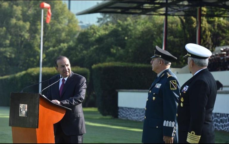 Navarrete Prida asiste a la ceremonia de Izamiento de Bandera, en campo Marte acompañado del subsecretario de la Defensa Nacional y del subsecretario de Marina Armada de México. TWITTER / @navarreteprida
