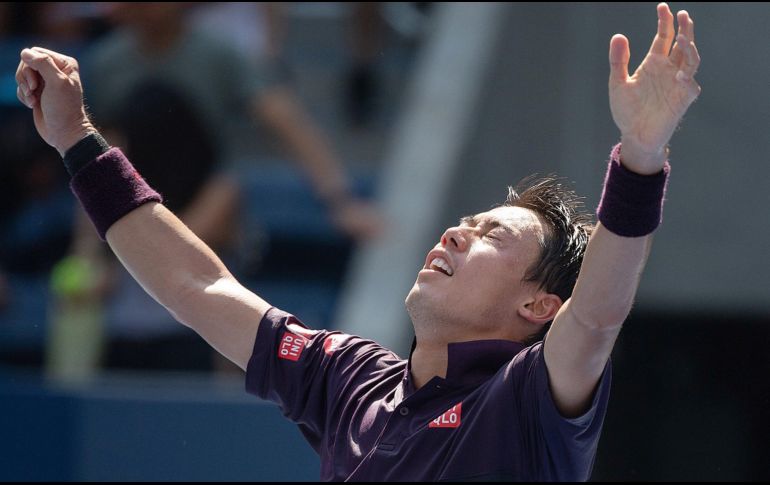 El tenista japonés Kei Nishikori celebra la victoria conseguida ante el alemán Philipp Kohlschreiber, en el partido de octavos de final del Abierto de Estados Unidos. EFE/C. Sipkin