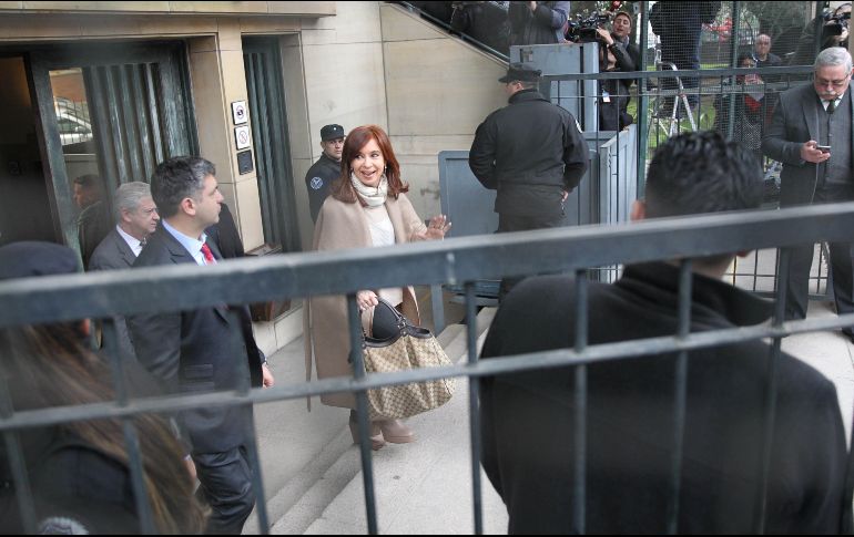 Cristina Fernández (c) comparece en los juzgados de Buenos Aires (Argentina) por su presunta implicación en la causa 