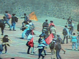 Cerca de las 15:30 horas los jóvenes comenzaron a reñir, con piedras y palos. TWITTER / @oblatos00